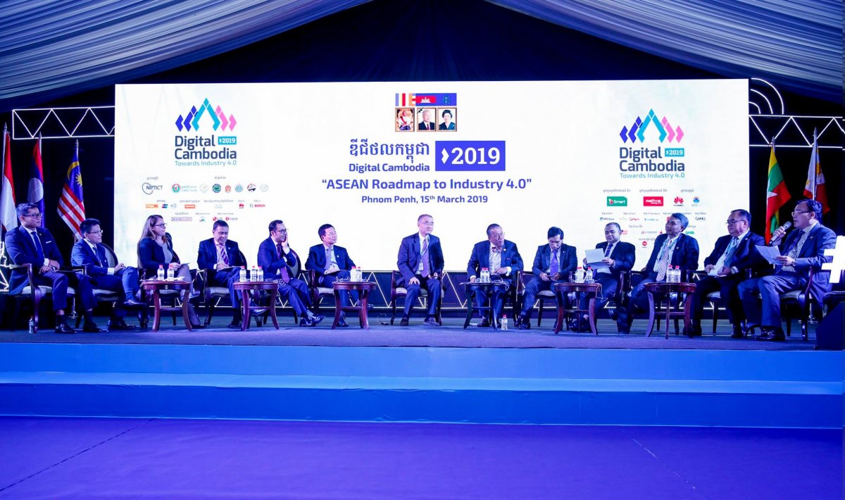 CMC Corporation and Minister of Information and Communications of Vietnam attend Cambodia's biggest IT event