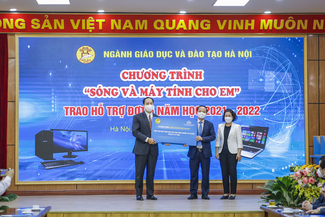 CMC Corporation donates 400 computers worth of 4 billion VND to disadvantaged students in Hanoi