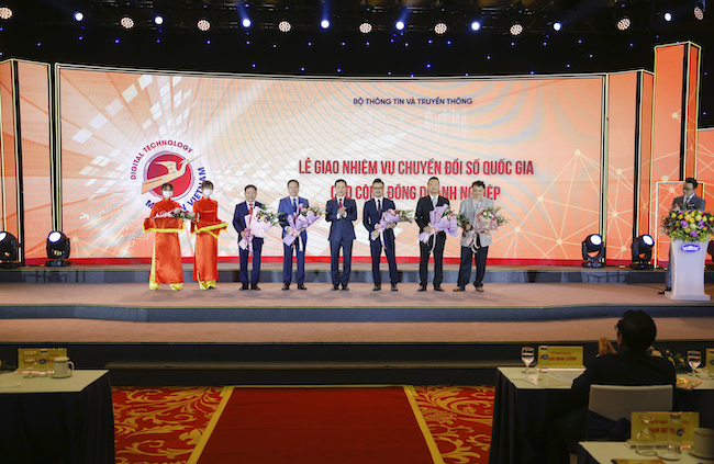CMC "scores a brace" in the Top 10 Make in Vietnam digital technology solutions and platforms