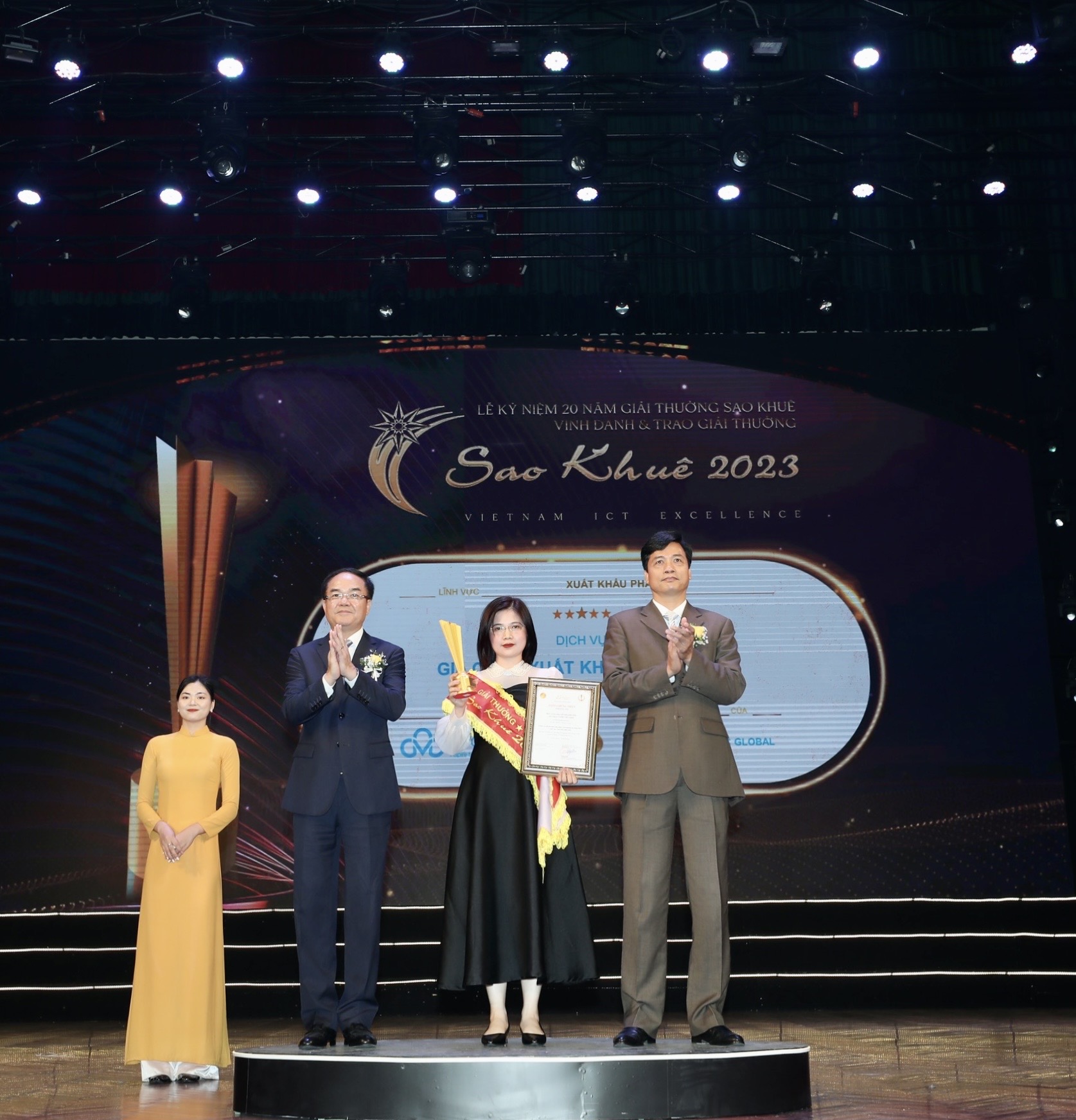 CMC Global affirms its position with Sao Khue Award for Software Outsourcing and Export