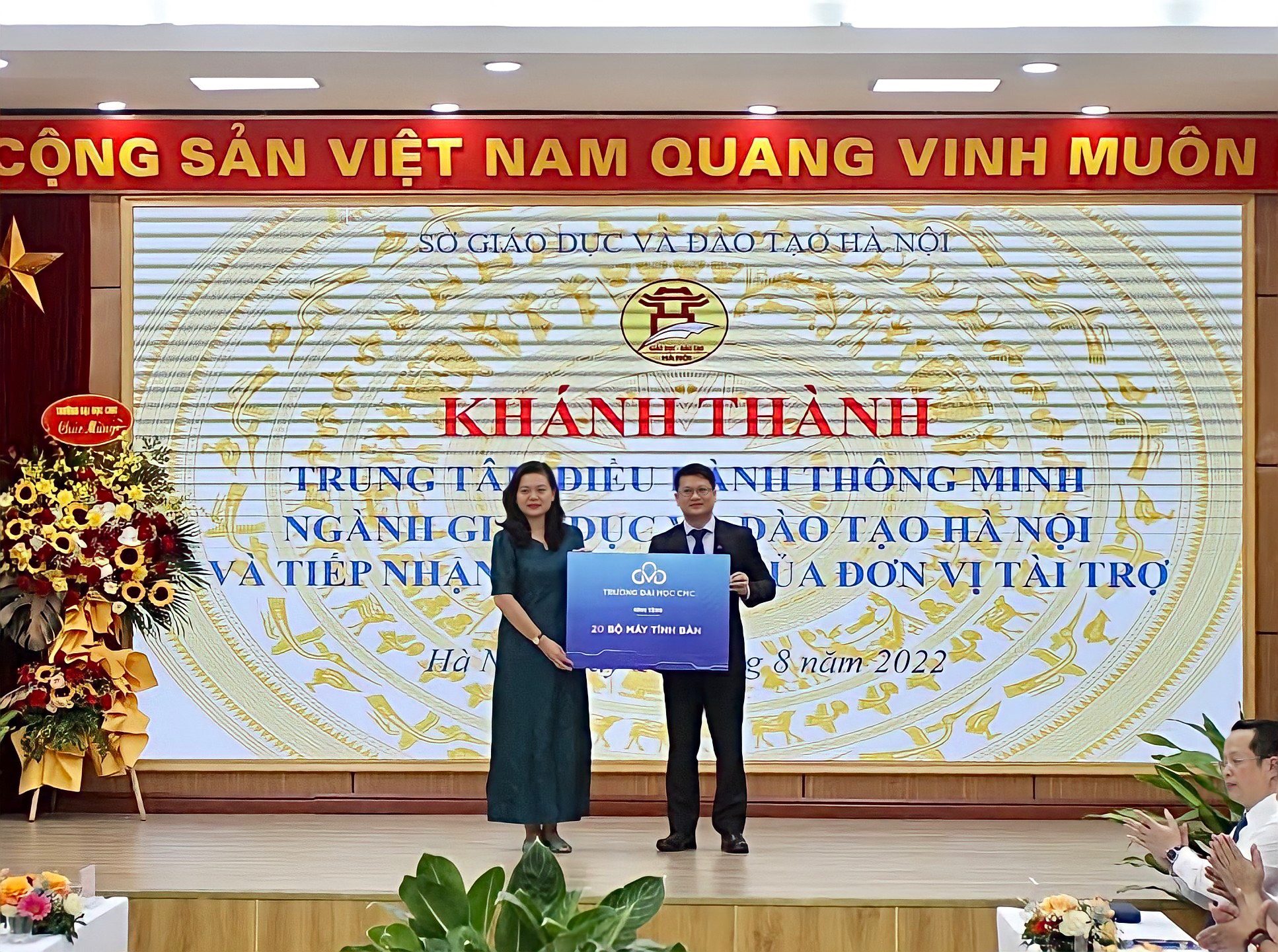 CMC University gifts 20 desktop computers at the inauguration ceremony of Hanoi Smart Education Operations Center
