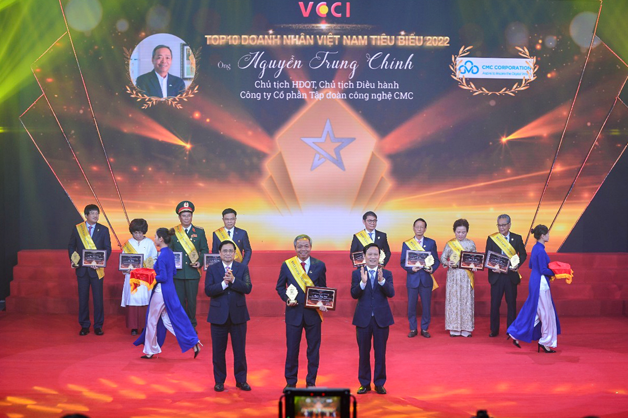 CMC President honored in "Top 10 outstanding Vietnamese entrepreneurs 2022"