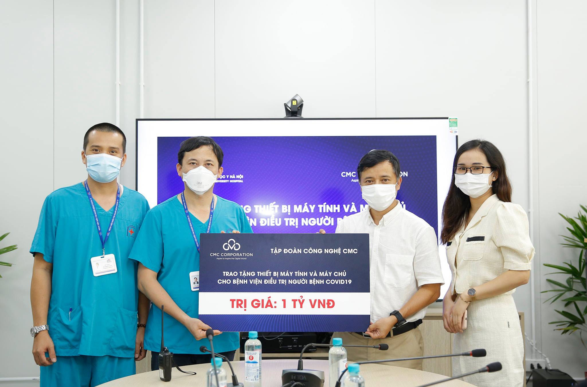 CMC presents computers and server system to Hanoi Medical University Hospital