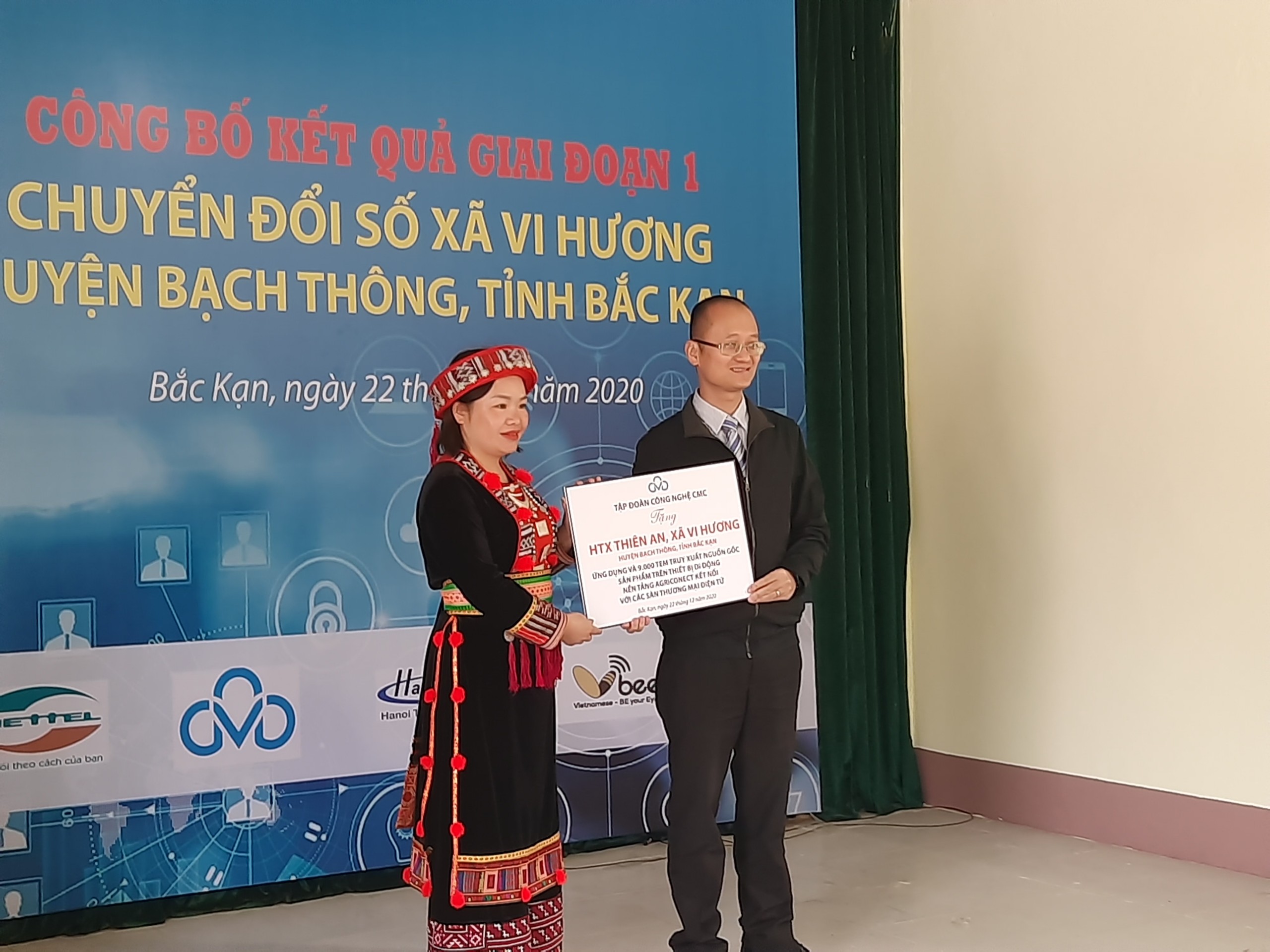 Bac Kan farmers manage and promote agricultural products thanks to Blockchain technology from CMC
